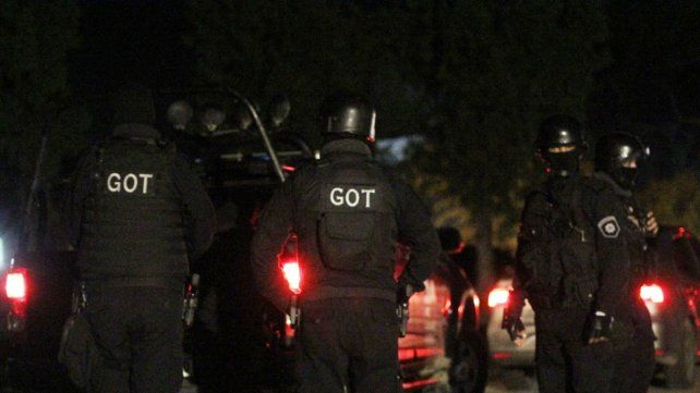 El operativo policial por los allanamientos por la balacera en el encuentro Colón Peñarol que terminó con barras detenidos 