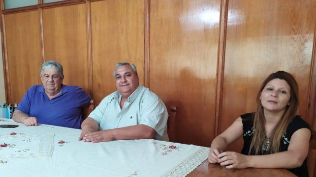 Osvaldo Lombardi, presidente de la comuna de Arocena y  secretario de la departamental San Jerónimo del Partido Justicialista junto a los dirigentes Lorena Crotti y Jorge Carcavilla quienes estarán frente a las comunas de San Fabian y Bernardo de Irigoyen respectivamente.