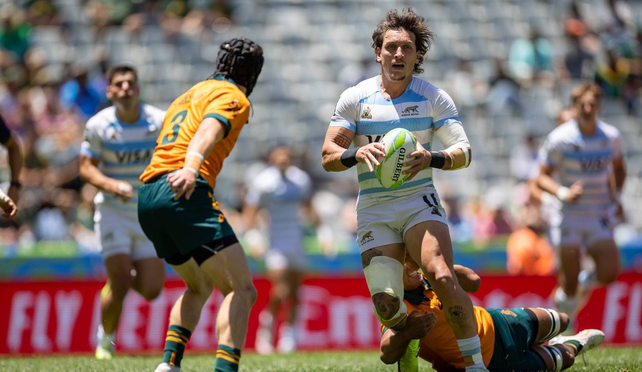Los Pumas 7´s derrotaron sucesivamente a Australia (36-0) y Francia (24-19), para luego caer con España (26-31). Los Pumas 7´s derrotaron sucesivamente a Australia (36-0) y Francia (24-19), para luego caer con España (26-31).