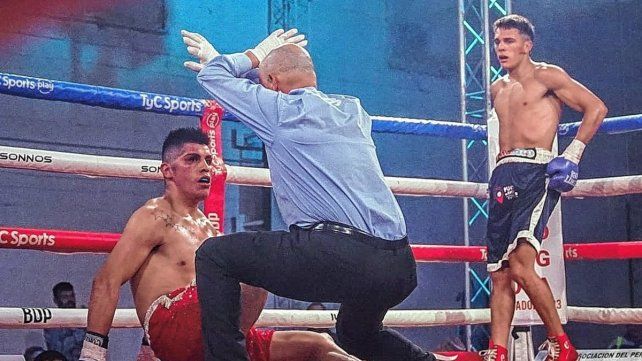 El triunfo de Alan David Crenz del Club Colón fue contundente sobre José Alberto Vargas en un combate encuadrado en la categoría super ligero.