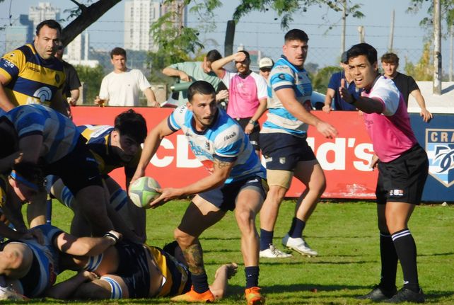 El medio scrum Alejandro Molinas supo conducir con eficiencia al equipo Gitano desde su funci&oacute;n.