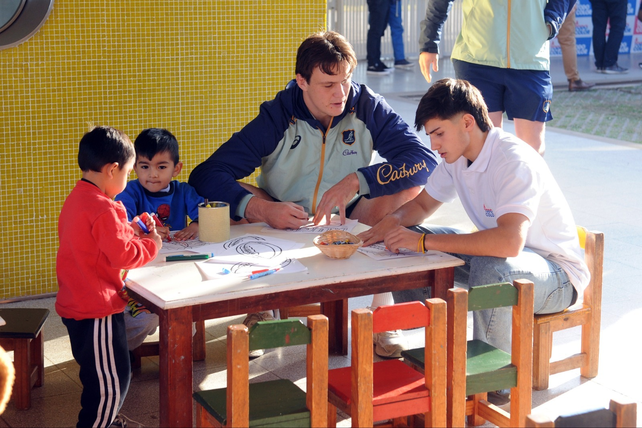 Jugadores y miembros del staff de Australia disfrutaron de la visita al jard&iacute;n municipal. Gentileza: Municipalidad de Santa Fe