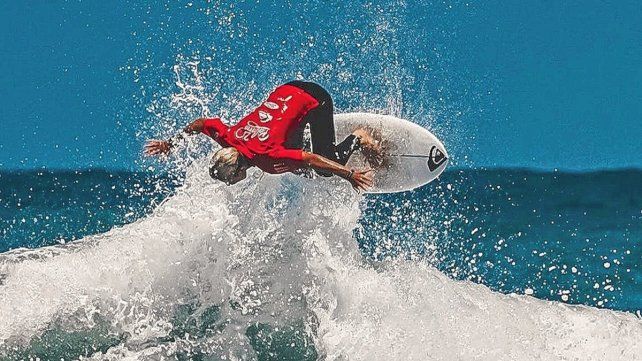 Vuela el campeón. “Es el mejor surfista argentino hoy”, dice Martín Passeri, su coach.