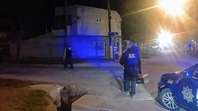 Personal de AIC trabaja en Ayacucho al 4100, barrio Tablada de Rosario, donde una balacera se cobró la vida de una mujer de 33 años.