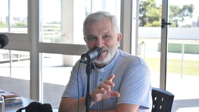 El Padre Axel visitó la redacción de UNO Santa Fe El Padre Axel visitó la redacción de UNO Santa Fe