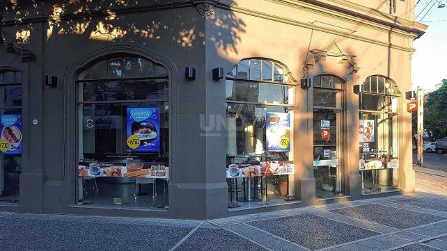 La heladería asaltada se encuentra en boulevar Pellegrini y 9 de Julio. 