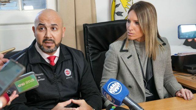 El jefe del departamento Operativo de PDI, Claudio Silva junto a la secretaria de Gestión Institucional del Ministerio de Justicia y Seguridad, Virginia Coudannes