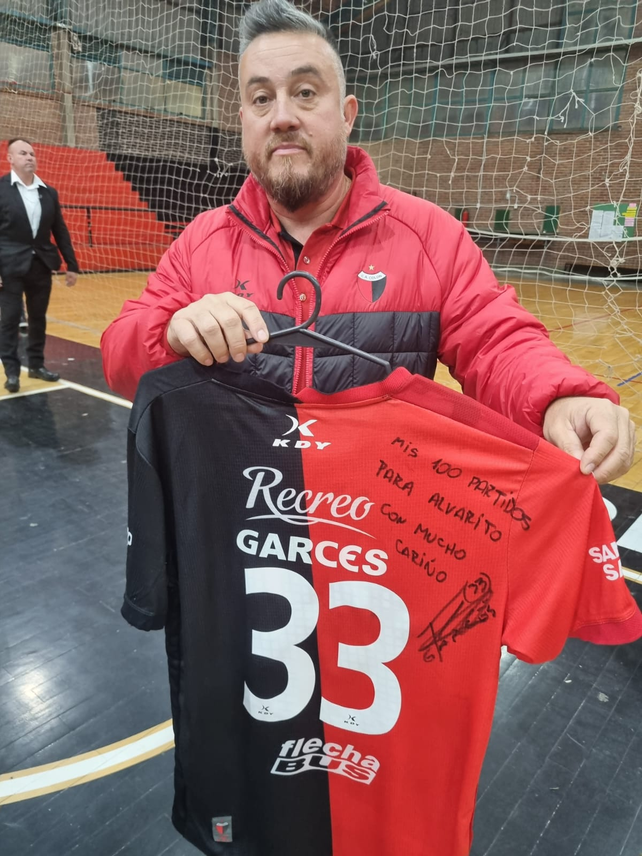 Facundo Garcés le regaló la camiseta con la que llegó a los 100 partidos a Álvaro Leites.