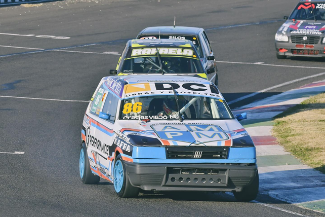 Carlos “Kako” Longhi se impuso en una gran final de invitados en los Fiat 1400 TZ.