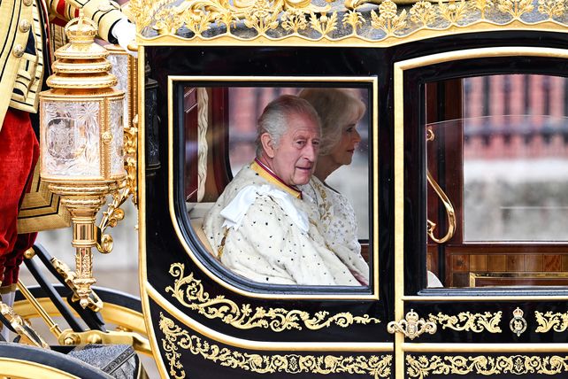 El rey Carlos III y su esposa Camila fueron coronados en una histórica y fastuosa ceremonia 