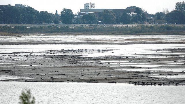 La arena y el barro le gana al río en la laguna Setúbal, en la ciudad de Santa Fe.