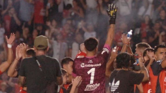 Tomás Paredes jugó un partido consagratorio ante Racing de Córdoba para que Colón se corte en la punta de la Zona A.