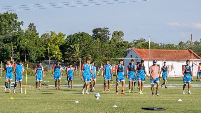 Uni&oacute;n trabaja con cerca de 40 jugadores y Juan Azconz&aacute;bal pretende bajar el n&uacute;mero y tener un plantel m&aacute;s reducido