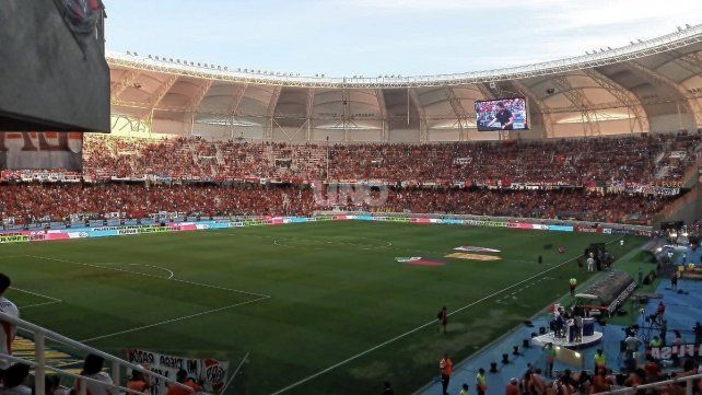 Los hinchas de Colón dieron un show en las tribunas del estadio Madre de Ciudades