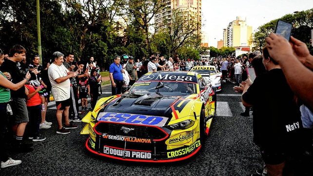 Los autos del TC rugieron en el Parque Urquiza ante miles de fan&aacute;ticos