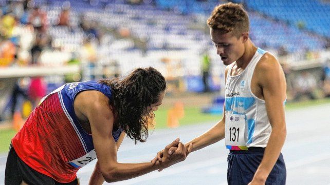 El costarricense Juan D. Castro, gan&oacute; la prueba, y visiblemente cansado, saluda al humbolense Jos&eacute; Zabala, quien ocup&oacute; la tercera posici&oacute;n en los Panamericanos Junior de Cali, Colombia.