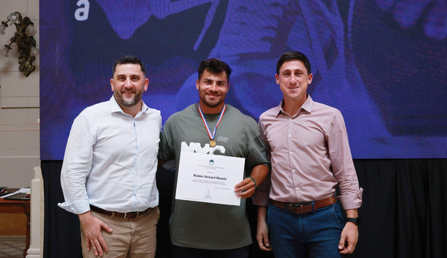 El palista y olímpico del Club Náutico El Quillá, Rubén Rézola, fue uno de los distinguidos. El palista y olímpico del Club Náutico El Quillá, Rubén Rézola, fue uno de los distinguidos.