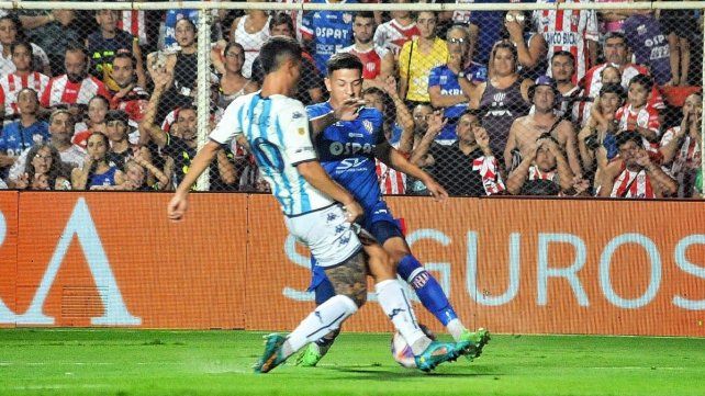 Unión dio pasos adelante en lo futbolístico contra Racing pero no así en los resultados.
