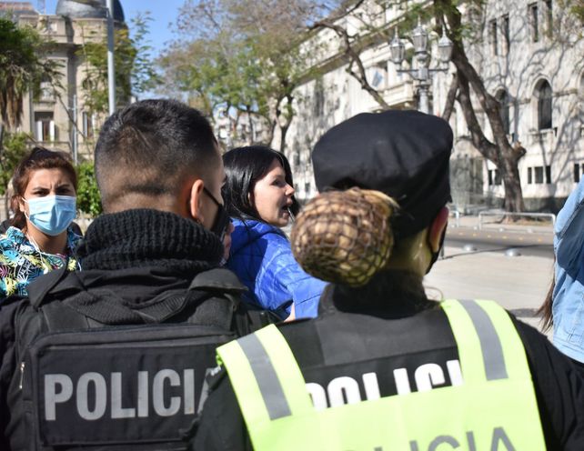 Tensión en plaza 25 de Mayo por la audiencia imputativa contra el docente acusado de abuso