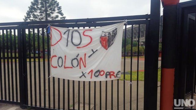 Los hinchas de Colón colgaron banderas en homenaje a Diego Maradona.