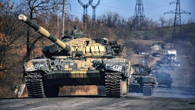 Una columna de tanques separatistas prorrusos transita junto a la ciudad de Krasnyi, en Lugansk, en Ucrania. 