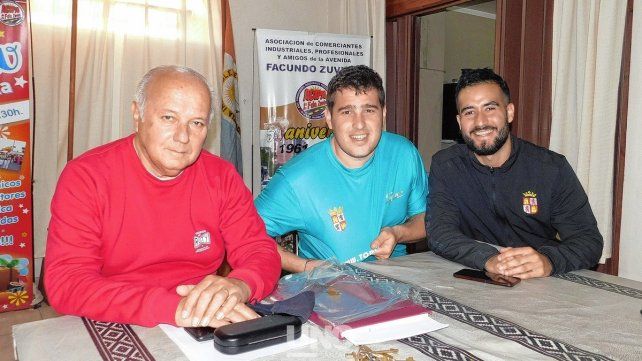 Lalo Cóceres junto al jugador Lucio Alani, y al tesorero Bruno Cangiano, brindaron detalles del evento del próximo fin de semana.