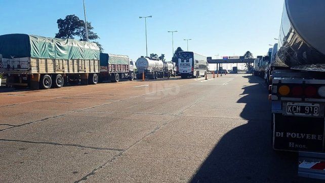 Los camiones a la vera del Túnel Subfluvial. 