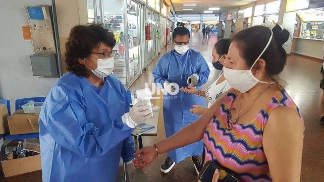 Test de olfato. En la Terminal de Ómnibus se controla en horarios pico a todos los pasajeros que llegan a la ciudad de Santa Fe.