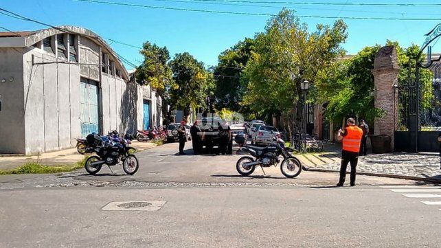 Operativo policial en el acceso a la Cervecería, ante la falsa alarma. 