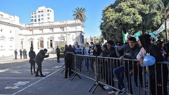 Militantes y sindicatos en apoyo del gobernador en la Legislatura.