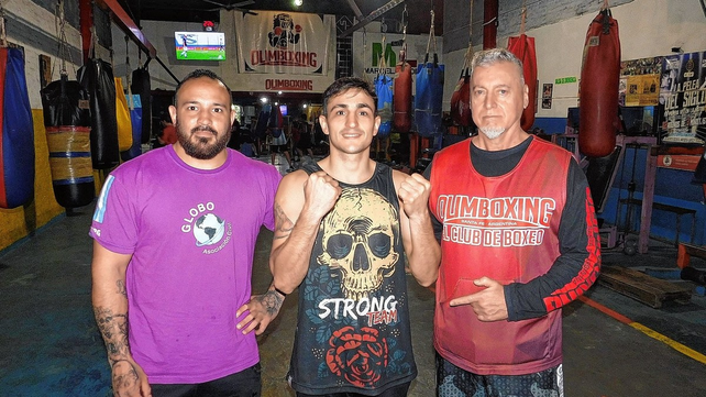 Sicilia junto a sus entrenadores Walter Z&oacute;ccola y Osvaldo Salami en la previa a la pelea en Jun&iacute;n.