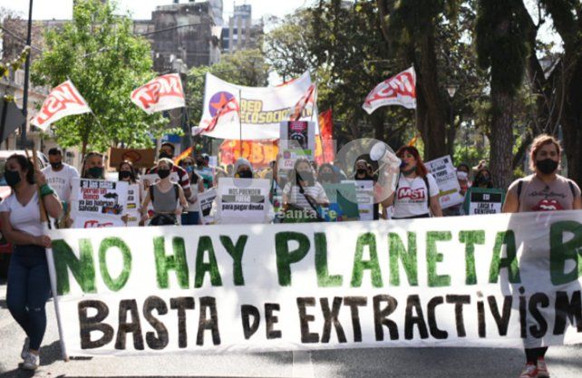 Ambientalistas. J&oacute;venes por la lucha del medio ambiente marcharon por las calles santafesinas. Foto gentileza: Red Ecosocialista- MST en el FIT-U