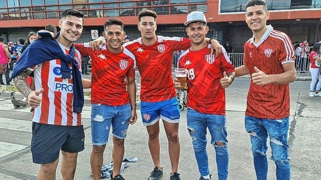 Los fanáticos rojiblancos se juntaron con mucha antelación para ver a Unión contra River.