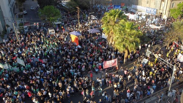 Masiva marcha universitaria en Santa Fe reunió a miles de personas en un acto que tuvo lugar en la intersección de Rivadavia y Bulevar.