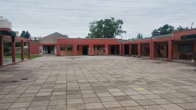 Escuela Luis Ravera N°1.234 ubicada en avenida Teniente Loza y camino viejo a Esperanza Escuela Luis Ravera N°1.234 ubicada en avenida Teniente Loza y camino viejo a Esperanza