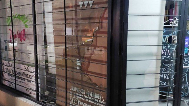 El comercio vandalizado en San Martín y Cándido Pujato