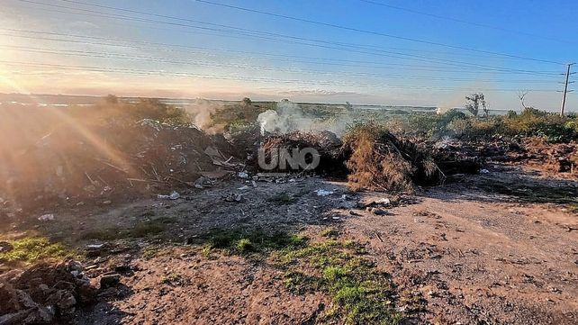 Un nuevo basural a cielo abierto en San José del Rincón desata otra vez la polémica sobre el tratamiento de los residuos en la zona. 