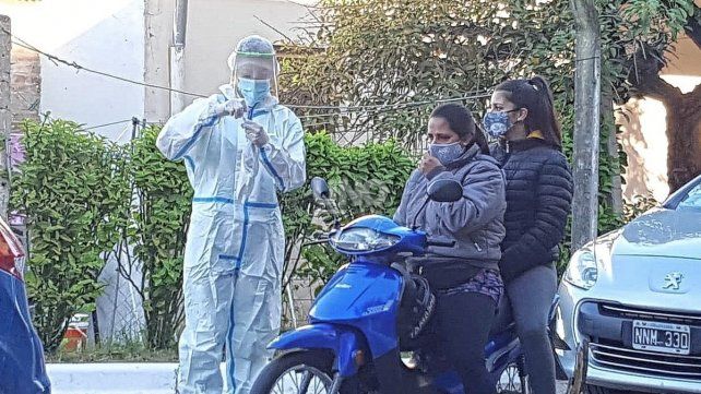 Al centro de testeo de coronavirus se ingresa, por el momento en vehículos particulares.