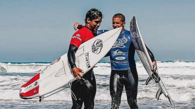 Ruggiero, segundo, felicita a Nico Hermida, el ganador en Honu Beach.