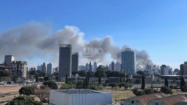 Columna de humo cruzando el cielo de la ciudad por la quema de pastizales en Circunvalaci&oacute;n Oeste.