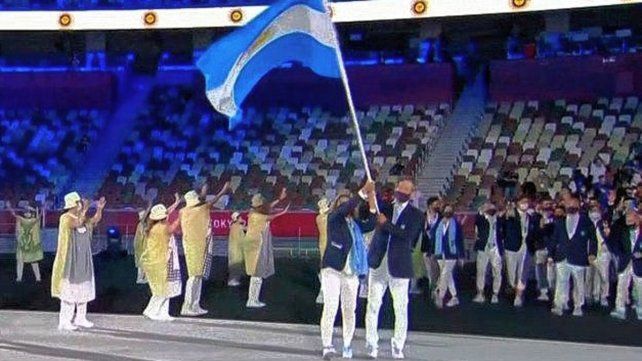 Cecilia Carranza Saroli y su compañero Santiago Lange portaron la bandera argentina en la ceremonia inaugural.