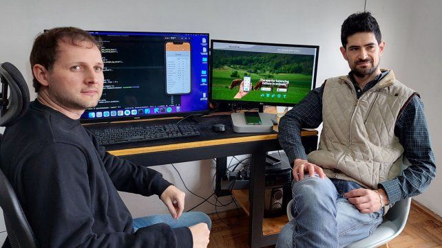 Los emprendedores Sebastián Ayala, egresado de la Facultad de Ciencias Veterinarias de la UNL, y Maximiliano Genolet, desarrollador Full Stack