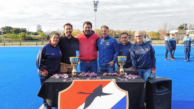 La dirigencia de la Asociaci&oacute;n Santafesina de Hockey, encabezada por su presidente Patricio L&oacute;pez, organizadores del Regional de Clubes.