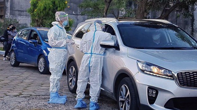 Al centro de testeo de coronavirus se ingresa, por el momento en vehículos particulares.