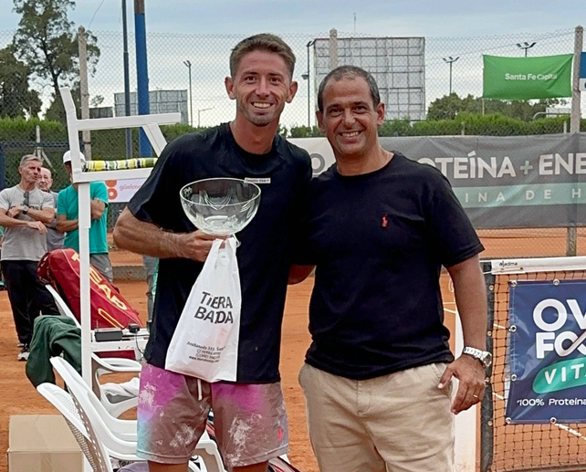 Rodrigo Macías, presidente de la subcomisión de tenis del Jockey, entrega un reconocimiento al santafesino Corthey.