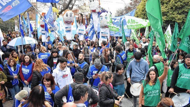 Los docentes ratificaron el paro de 48 horas y definir&iacute;an m&aacute;s medidas de fuerza en asamblea