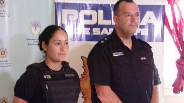 La suboficial de policía y numeraria de la comisaria 27, Micaela Montenegro y el subinspector y numerario de la comisaría 26, Horacio Saravia 