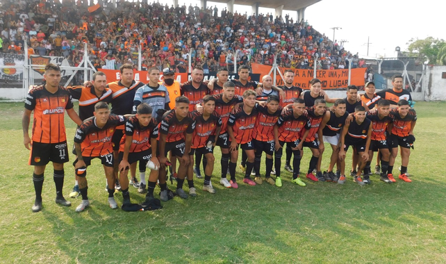 Toda una postal, el plantel de Las Flores II junto a Lencina, y toda su hinchada en Gimnasia de Ciudadela.