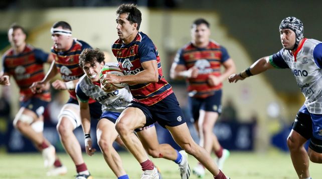 Jerónimo Solveyra escapa del santafesino Juan Cruz Strada, medio scrum de Yacaré XV.