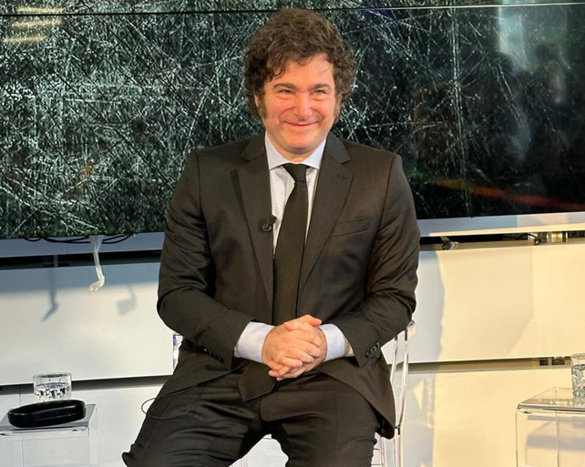 Milei presentó su libro en la sede del diario La Razón.